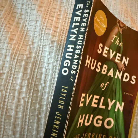 The Seven Husbands of Evelyn Hugo Book - Picture 2 of 4